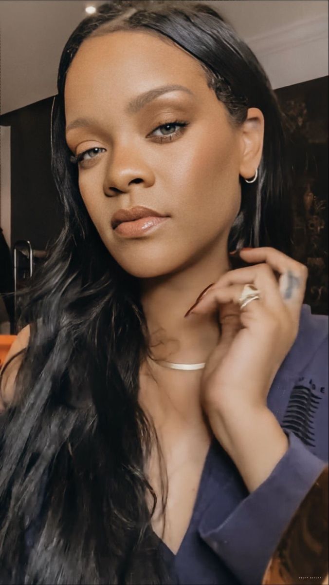 Robyn Rihanna Fenty (Rihanna)