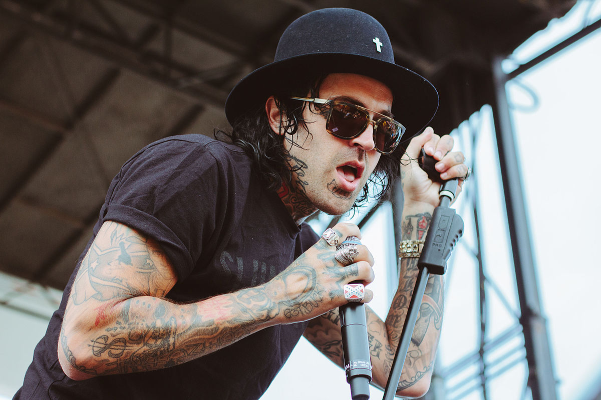 Michael Wayne Atha (Yelawolf)