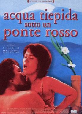 Acqua tiepida sotto un ponte rosso